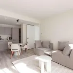Modern 2br In Centre 아파트 *