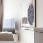Modern 2br In Centre *