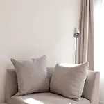 Modern 2br In Centre Apartment *