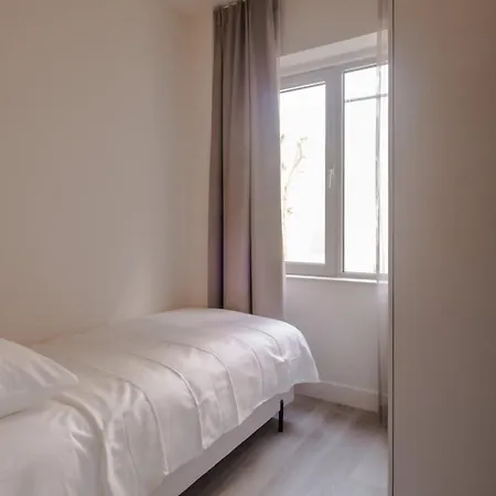 Modern 2br In Centre