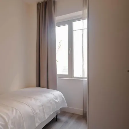 Modern 2br In Centre