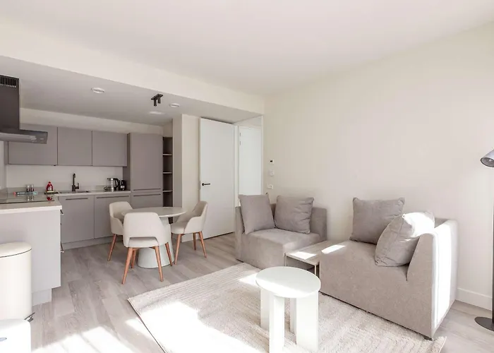 Modern 2br In Centre Apartment *