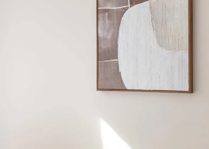 Modern 2br In Centre Apartment *