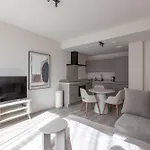 Modern 2br In Centre