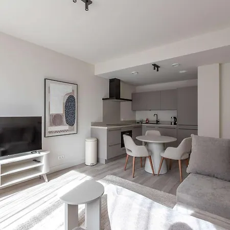 Modern 2br In Centre