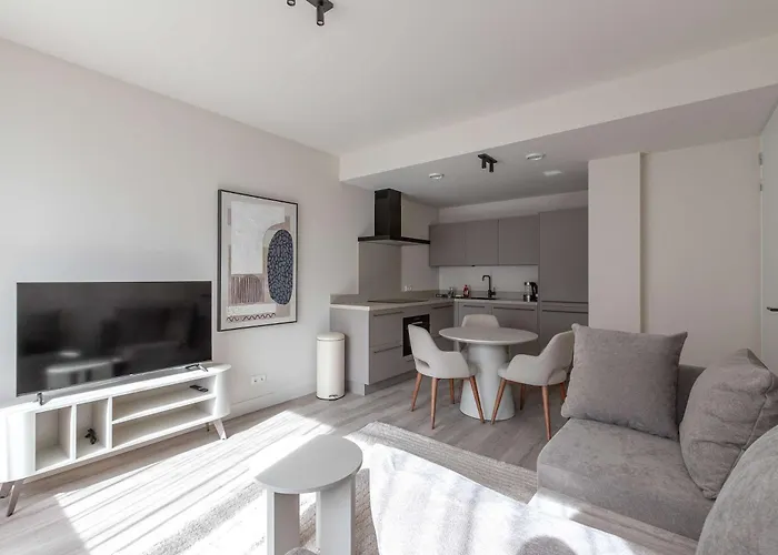 Modern 2br In Centre